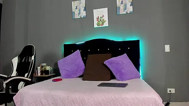 Ivy Heat online show from April 23, 2026, 1:56 am