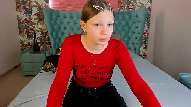 Snapshot of LauraBev chatting on February 19, 2026, 12:35 pm LauraBev online show from February 19, 2026, 12:35 pm