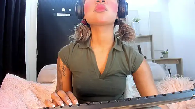 Snapshot of Tylla__ chatting on March 25, 2026, 5:07 am Tylla online show from March 25, 2026, 5:07 am