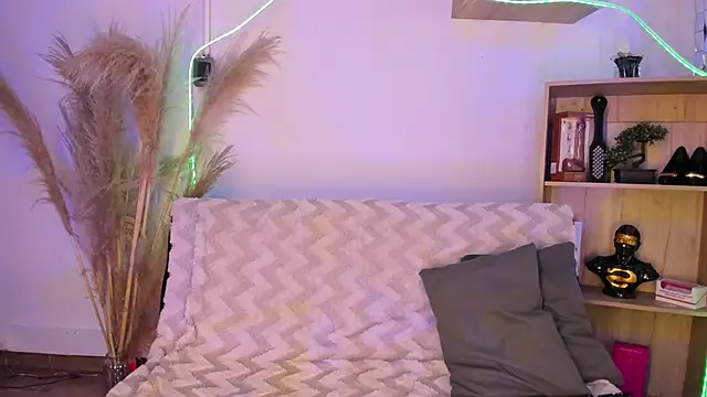 Snapshot of Tylla__ chatting on April 11, 2026, 4:42 am Tylla online show from April 11, 2026, 4:42 am