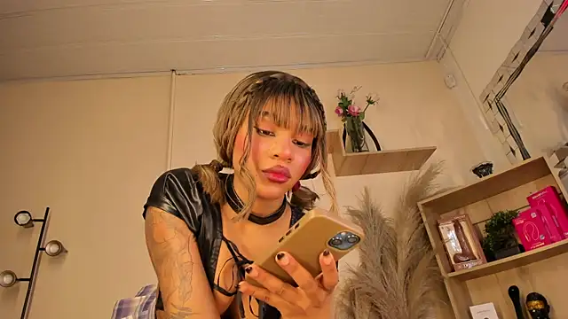 Snapshot of Tylla__ chatting on April 1, 2026, 4:58 am Tylla online show from April 1, 2026, 4:58 am