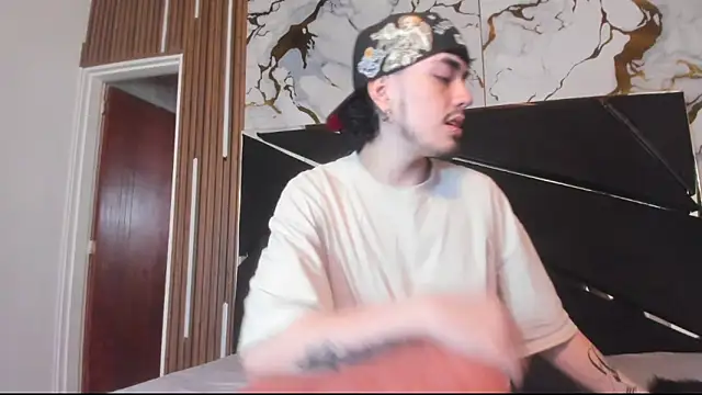 Snapshot of Couple_In_Heat chatting on April 4, 2026, 7:53 pm Couple In Heat online show from April 4, 2026, 7:53 pm