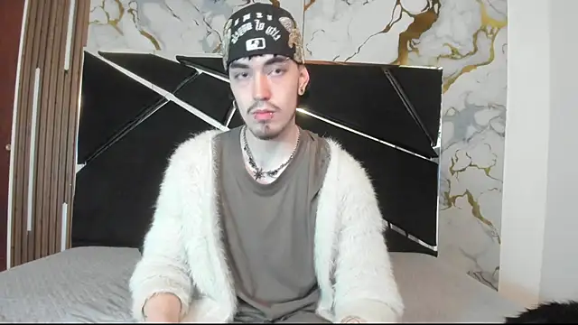 Snapshot of Couple_In_Heat chatting on April 8, 2026, 7:48 pm Couple In Heat online show from April 8, 2026, 7:48 pm