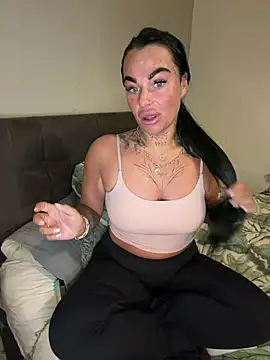 Snapshot of Darkfantisyx chatting on February 25, 2026, 5:57 pm Darkfantisyx online show from February 25, 2026, 5:57 pm