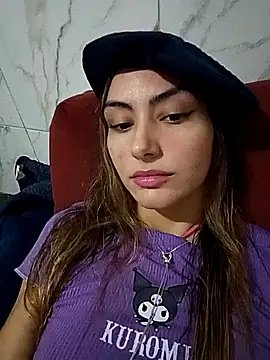 Snapshot of Larinhacat chatting on March 11, 2026, 11:43 pm Larinhacat online show from March 11, 2026, 11:43 pm