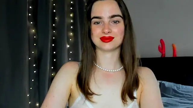 Snapshot of megann_fox2 chatting on June 7, 2026, 6:35 pm megann fox2 online show from June 7, 2026, 6:35 pm