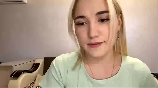 Snapshot of MerryVideo chatting on April 2, 2026, 4:46 pm MerryVideo online show from April 2, 2026, 4:46 pm