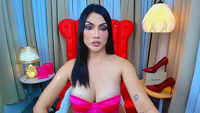 Snapshot of Laureen_Hilton chatting on July 14, 2026, 12:00 pm Laureen Hilton online show from July 14, 2026, 12:00 pm