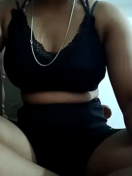 YOURSARAA online show from March 12, 2026, 1:26 pm