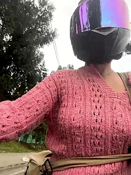 aleessiia online show from April 13, 2026, 1:04 pm