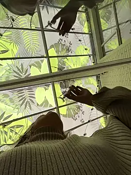 aleessiia online show from April 15, 2026, 1:37 pm