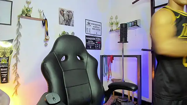 Snapshot of Rob_zaens33 chatting on April 14, 2026, 2:44 pm Rob zaens33 online show from April 14, 2026, 2:44 pm