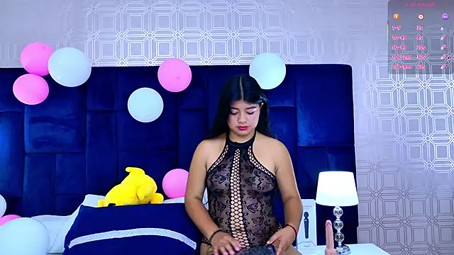 Snapshot of Khloe_Moon chatting on April 6, 2026, 8:32 pm Khloe Moon online show from April 6, 2026, 8:32 pm