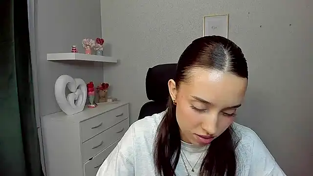 AdeleSolo online show from April 9, 2026, 5:42 am