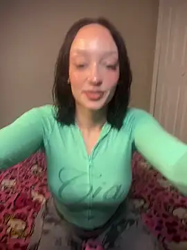 Snapshot of strwbrrymilk chatting on April 4, 2026, 1:34 am strwbrrymilk online show from April 4, 2026, 1:34 am
