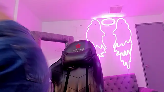 Snapshot of Evelin__thompsson chatting on March 20, 2026, 3:18 am Evelin thompsson online show from March 20, 2026, 3:18 am