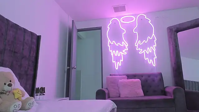 Snapshot of Evelin__thompsson chatting on February 17, 2026, 4:10 am Evelin thompsson online show from February 17, 2026, 4:10 am