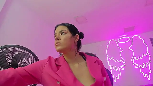 Snapshot of Evelin__thompsson chatting on March 7, 2026, 3:02 am Evelin thompsson online show from March 7, 2026, 3:02 am