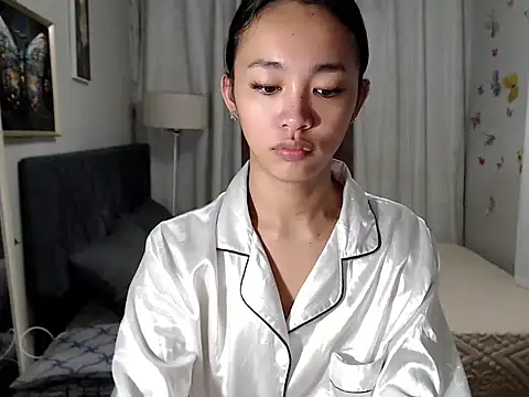 Snapshot of Ur_innocent_womenXxx chatting on April 19, 2026, 1:50 am Ur innocent womenXxx online show from April 19, 2026, 1:50 am