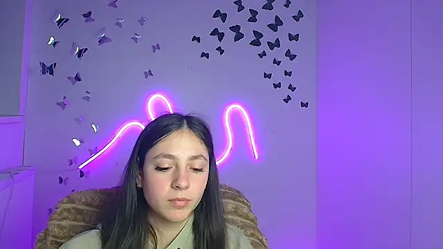 KissMeJulia online show from April 18, 2026, 7:07 pm