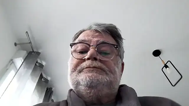 Vieux pervert online show from February 18, 2026, 8:33 am