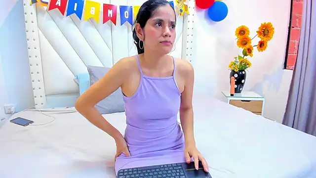Snapshot of Paulynavera chatting on July 8, 2026, 9:15 pm Paulynavera online show from July 8, 2026, 9:15 pm