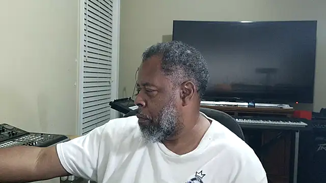 Cleozevo1961 online show from July 18, 2026, 3:26 am