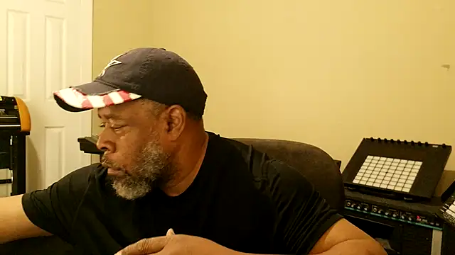 Cleozevo1961 online show from April 23, 2026, 2:08 pm