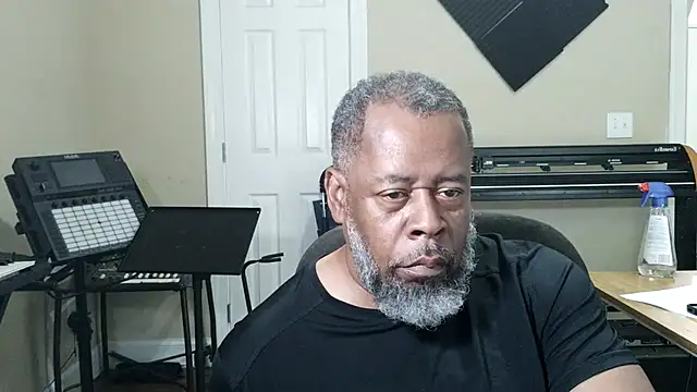 Cleozevo1961 online show from June 16, 2026, 5:02 pm