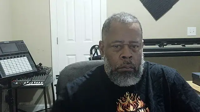 Snapshot of Cleozevo1961 chatting on June 3, 2026, 9:32 am Cleozevo1961 online show from June 3, 2026, 9:32 am
