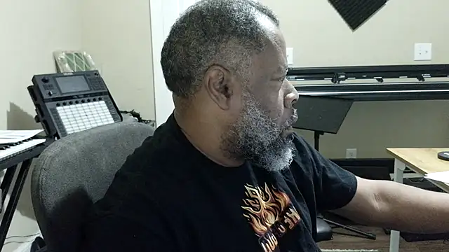 Cleozevo1961 online show from June 26, 2026, 10:54 am