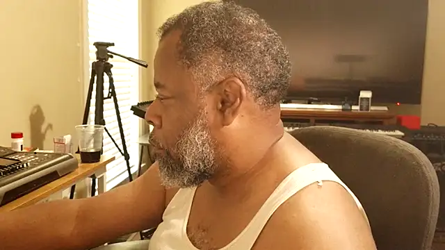 Cleozevo1961 online show from July 15, 2026, 4:14 pm