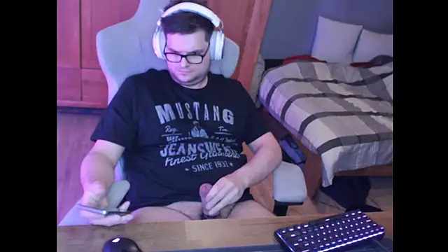 Snapshot of Whyteshadow4235 chatting on February 19, 2026, 8:39 pm Whyteshadow4235 online show from February 19, 2026, 8:39 pm