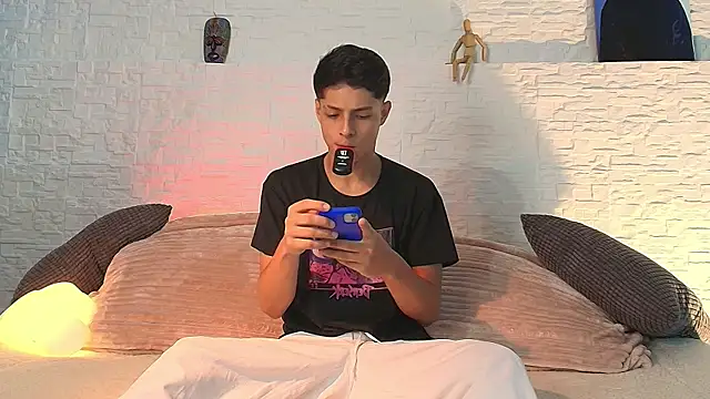 Eliassalvatore  online show from April 28, 2026, 7:40 pm