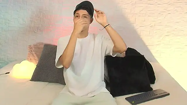 Eliassalvatore  online show from May 1, 2026, 7:30 pm