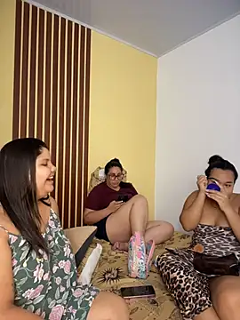 Desert queens online show from April 17, 2026, 3:31 am