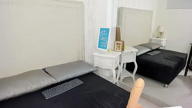 FernandaAvilax online show from May 27, 2026, 1:57 am
