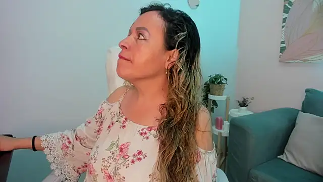 Ivonne 4 online show from April 1, 2026, 12:39 pm