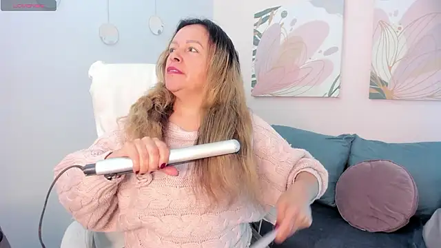 Ivonne 4 online show from March 4, 2026, 12:35 pm