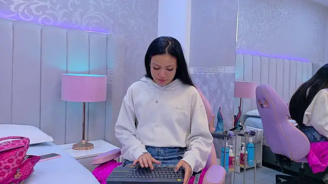 Emily  Stef online show from May 7, 2026, 11:35 am