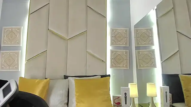 Snapshot of KarinaaCoxx chatting on May 6, 2026, 12:53 pm KarinaaCoxx online show from May 6, 2026, 12:53 pm