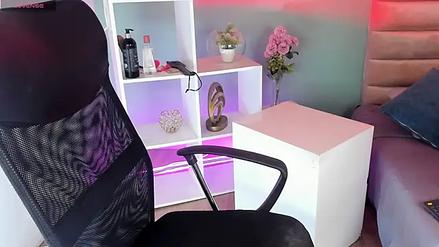 April Swett online show from April 5, 2026, 1:07 pm