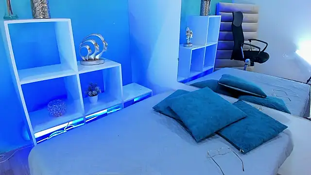 April Swett online show from March 7, 2026, 12:32 pm