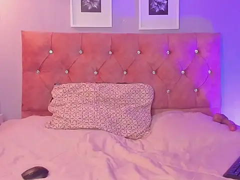 lilirousee online show from March 4, 2026, 7:10 pm