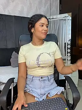 Snapshot of Miaafoxx__ chatting on March 8, 2026, 2:04 am Miaafoxx online show from March 8, 2026, 2:04 am