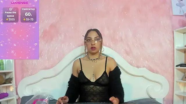 Snapshot of love_velvet_ chatting on March 5, 2026, 3:14 am love velvet online show from March 5, 2026, 3:14 am