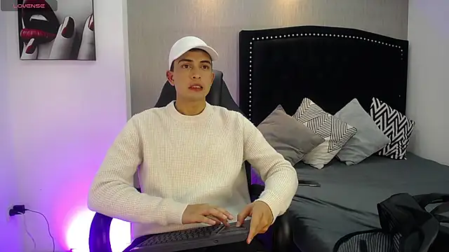 NewYoungHot online show from April 10, 2026, 8:16 pm