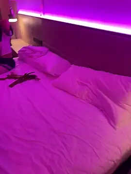 zhuendong000001 online show from April 15, 2026, 4:55 pm