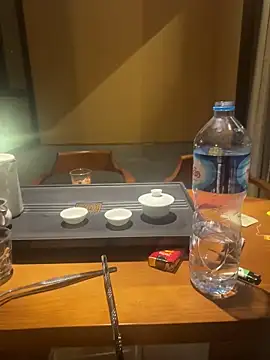 zhuendong000001 online show from April 12, 2026, 1:47 pm