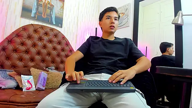 thiago cruz0 online show from March 31, 2026, 1:02 pm